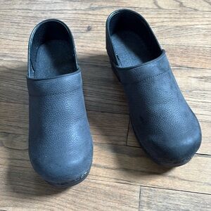 Sanita Clogs Black textured oil Suede W 39 (8.5-9) Professional barely worn